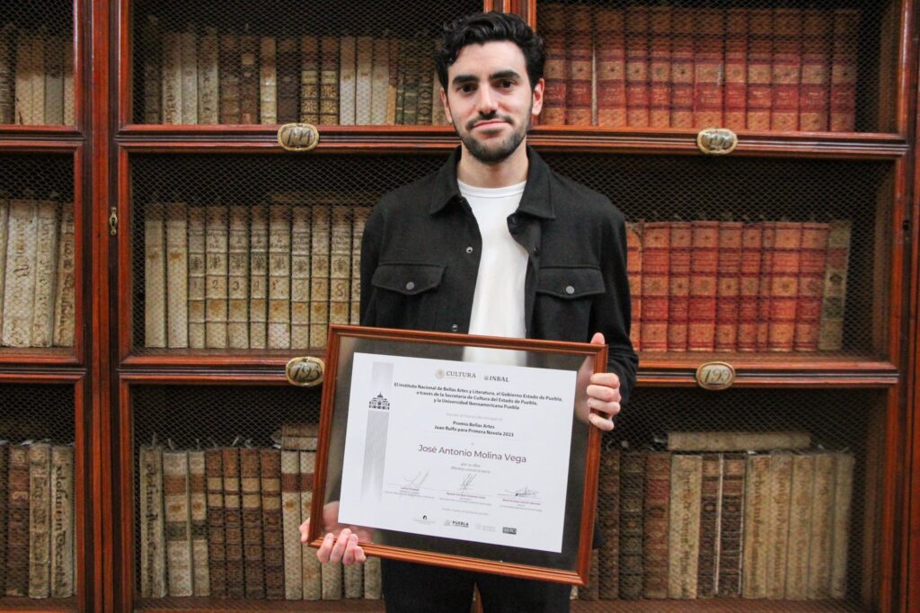 Jose Antonio Molina Vega ganador del Premio Juan Rulfo de Primera Novela 1